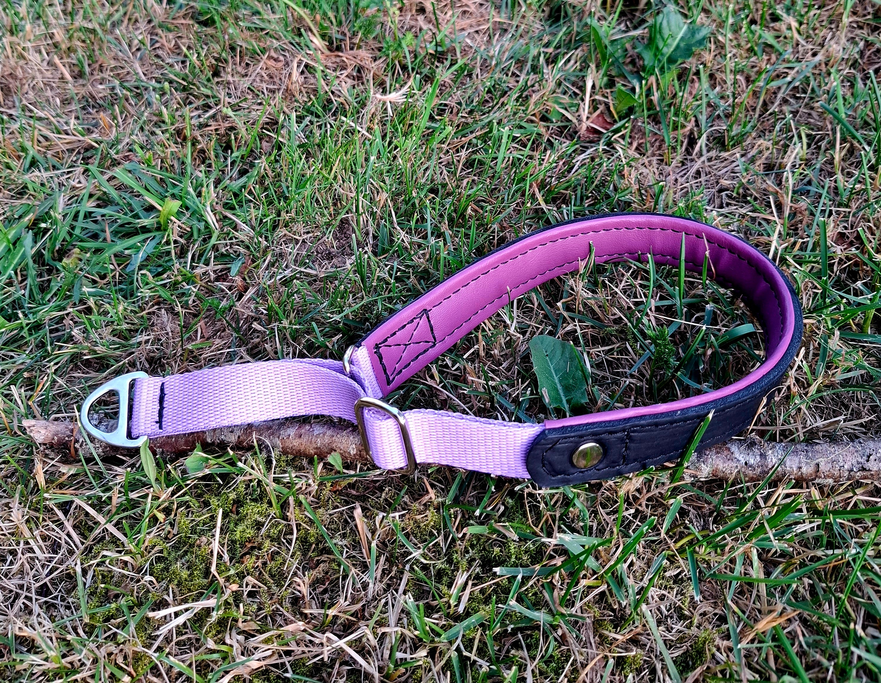 Reglerbart halsband i halvstrypmodell