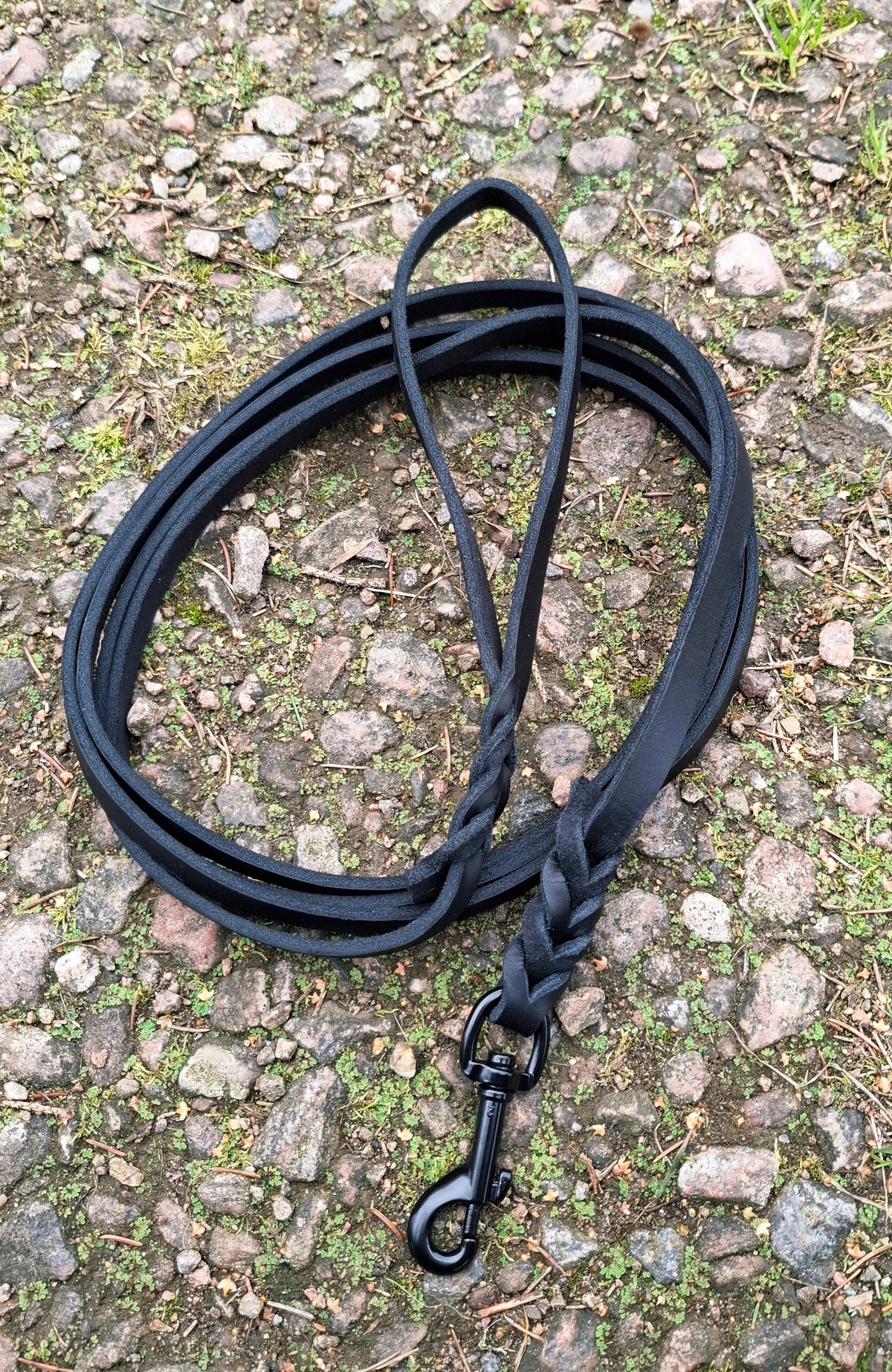 Läderkoppel "soft" i svart färg, 12mm x 300cm med svart pistolhake