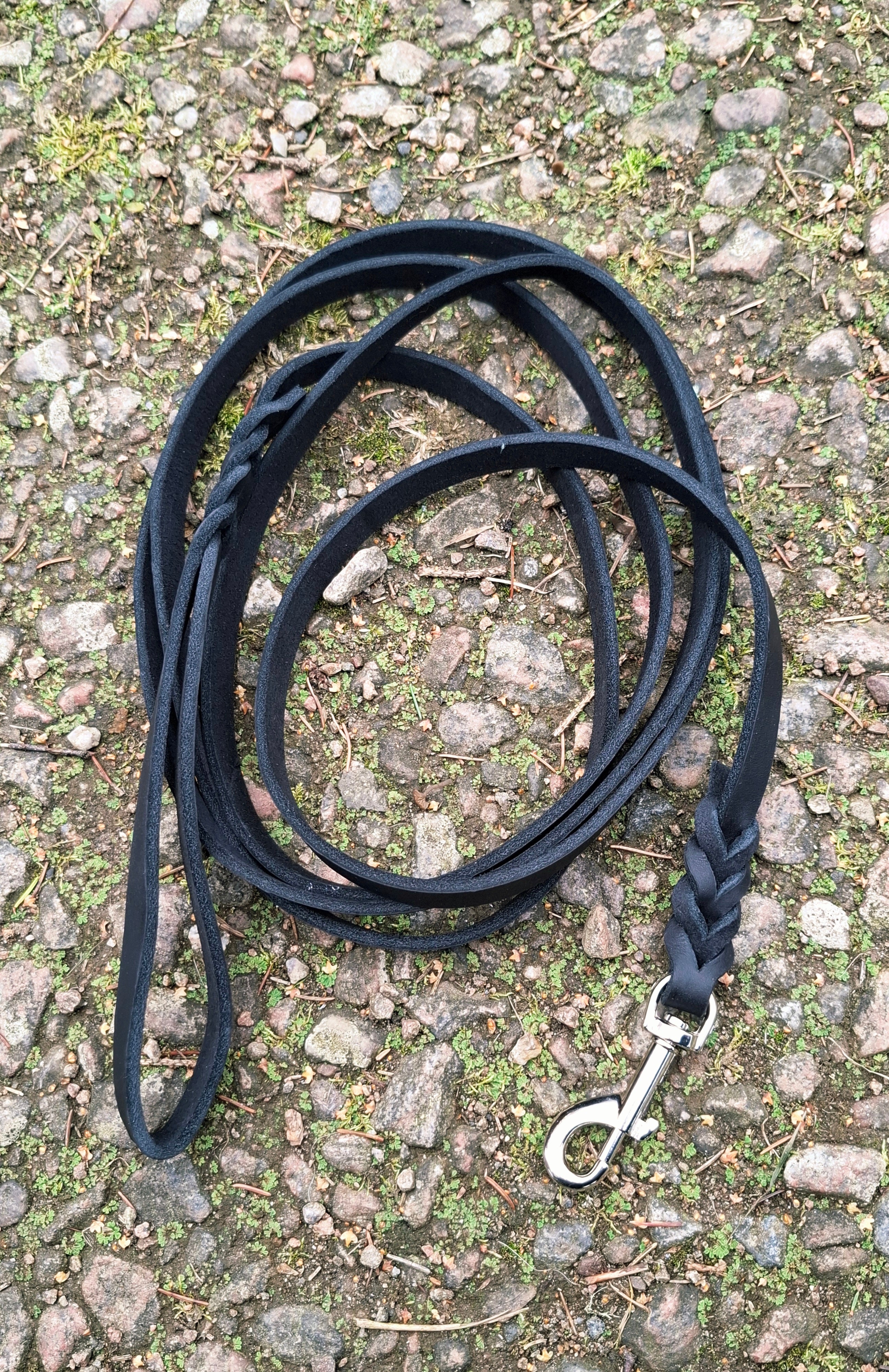Läderkoppel "soft" i svart färg, 12mm x 300cm med silverfärgad pistolhake