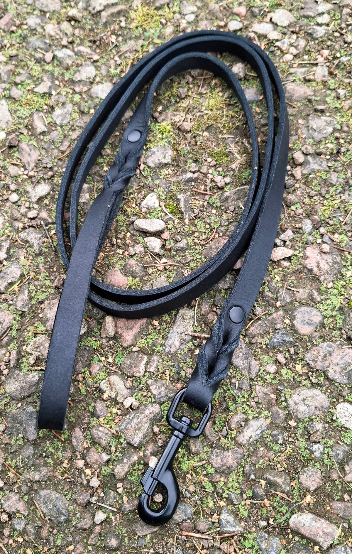 Läderkoppel "soft" i svart färg, 16mm x 200cm med svart pistolhake