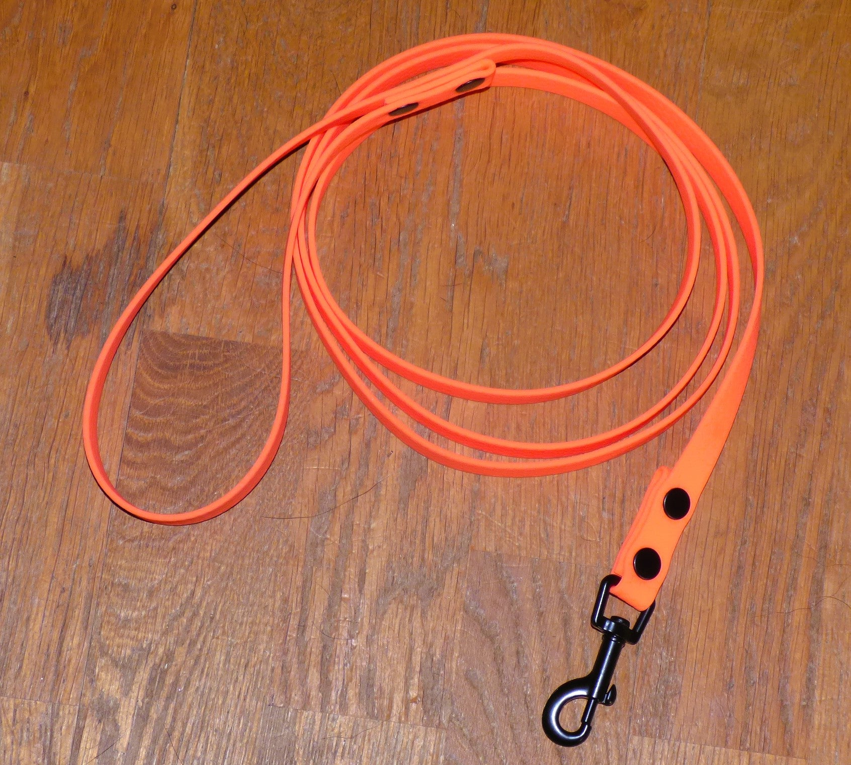 Koppel i vattenfast hexagon material, 16mm bredd, neonorange med svart pistolhake